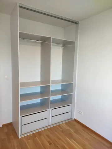 Vnitřní uspořádání skříně na míru, bílá