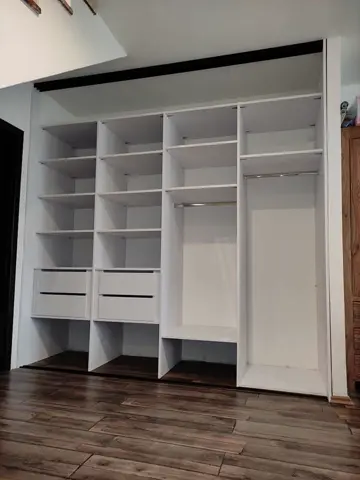 Vnitřní uspořádání skříně na míru, bílá
