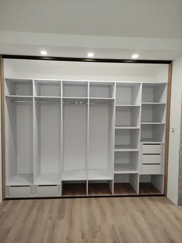 Vnitřní uspořádání skříně na míru, bílá