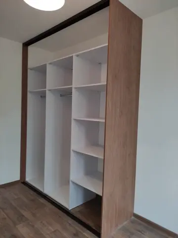 Vnitřní uspořádání skříně na míru, světlý dekor dřeva