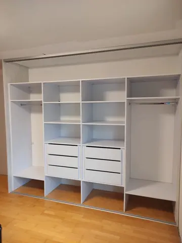 Vnitřní uspořádání skříně na míru, bílá