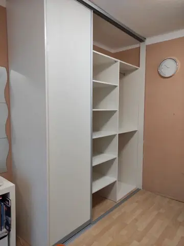 Vnitřní uspořádání skříně na míru, bílá