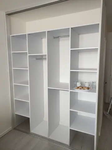 Vnitřní uspořádání skříně na míru, bílá