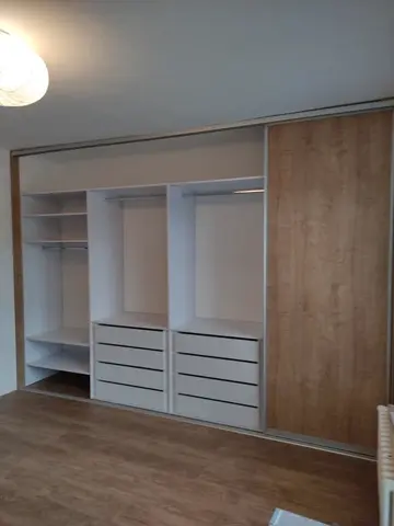 Vnitřní uspořádání skříně na míru v dekoru dub