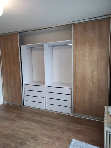 Vnitřní uspořádání skříně na míru v dekoru dub