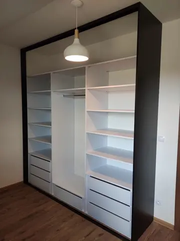 Vnitřní uspořádání skříně na míru, bílá