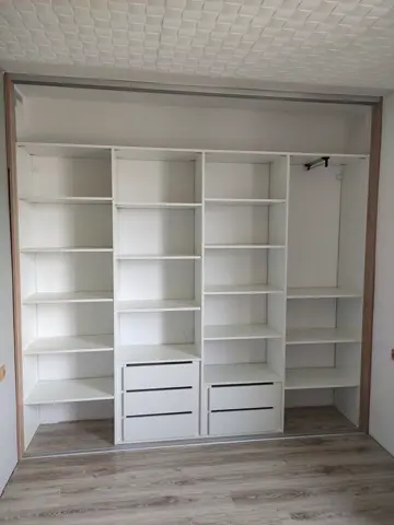 Vnitřní uspořádání skříně na míru, bílá