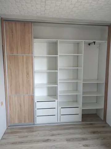 Vnitřní uspořádání skříně na míru v dekoru dub