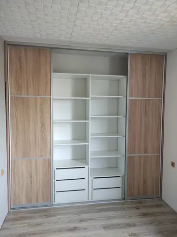 Vnitřní uspořádání skříně na míru v dekoru dub