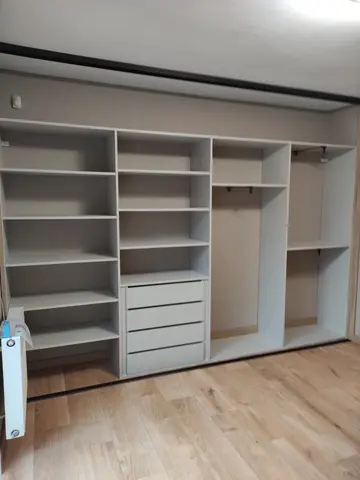 Vnitřní uspořádání skříně na míru, bílá