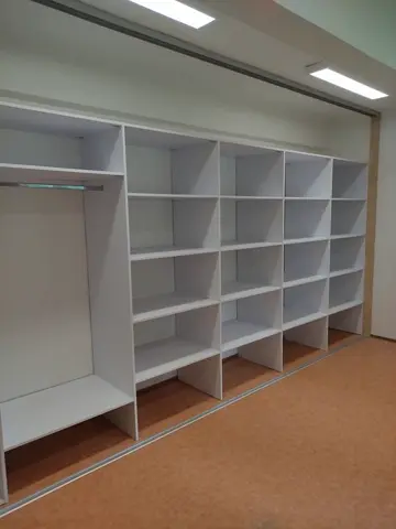 Vnitřní uspořádání skříně na míru, bílá