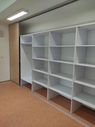 Vnitřní uspořádání skříně na míru, bílá