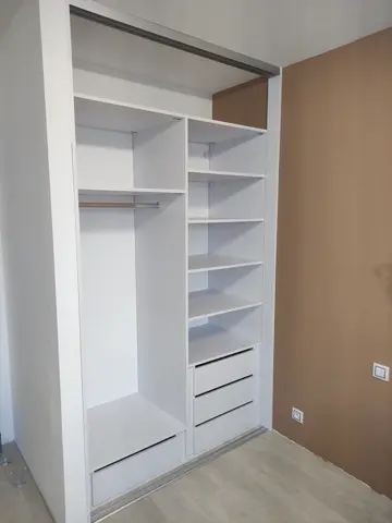 Vnitřní uspořádání skříně na míru, bílá