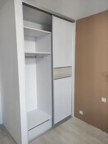 Vnitřní uspořádání skříně na míru, bílá