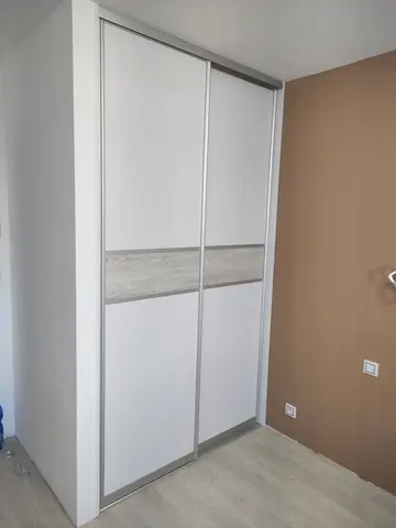 Vnitřní uspořádání skříně na míru, bílá