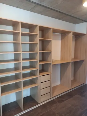 Vnitřní uspořádání skříně na míru v dekoru dub