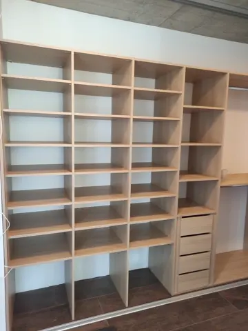 Vnitřní uspořádání skříně na míru v dekoru dub