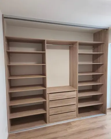 Vnitřní uspořádání skříně na míru v dekoru dub