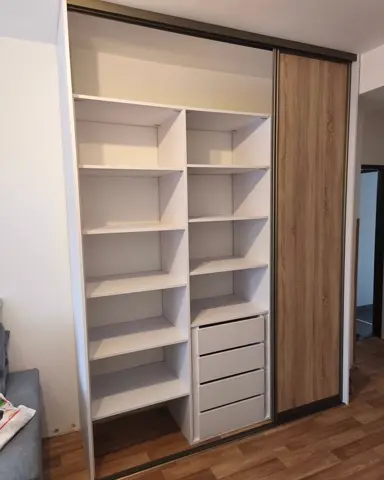 Vnitřní uspořádání skříně na míru, kombinace dekorů