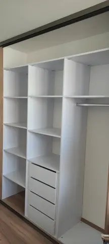 Vnitřní uspořádání skříně na míru, bílá
