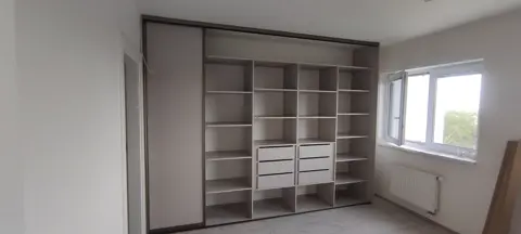 Vnitřní uspořádání skříně na míru, šedá