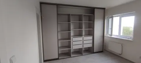 Vnitřní uspořádání skříně na míru, šedá