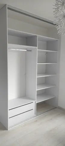 Vnitřní uspořádání skříně na míru, bílá