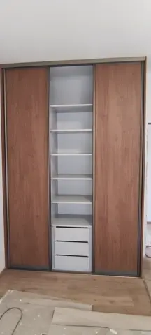 Vnitřní uspořádání skříně na míru v dekoru ořech