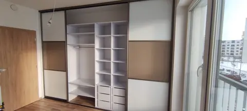 Vnitřní uspořádání skříně na míru, kombinace dekorů