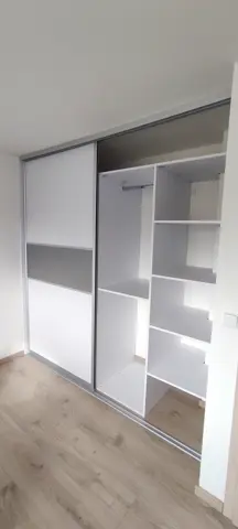 Vnitřní uspořádání skříně na míru, bílá