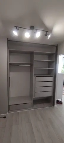 Vnitřní uspořádání skříně na míru, šedá