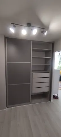 Vnitřní uspořádání skříně na míru, šedá