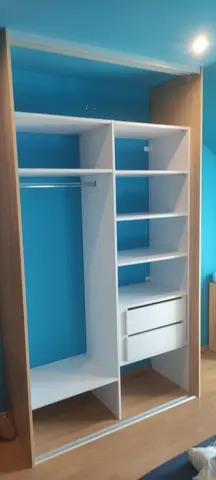 Vnitřní uspořádání skříně na míru, bílá