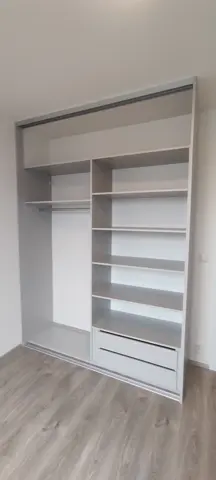 Vnitřní uspořádání skříně na míru, šedá