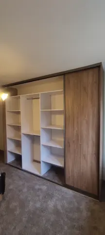 Vnitřní uspořádání skříně na míru v dekoru dub