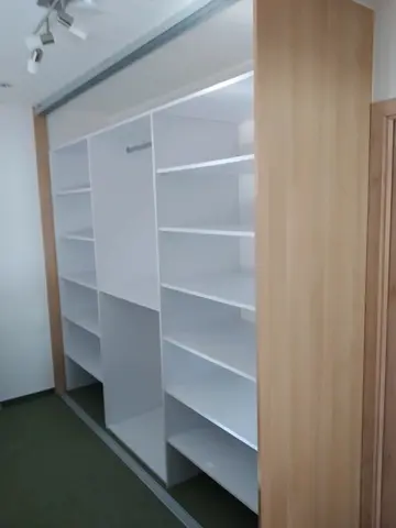 Vnitřní uspořádání skříně na míru ve světlém dekoru javor