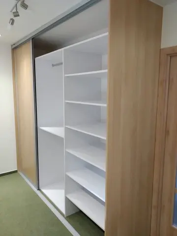Vnitřní uspořádání skříně na míru ve světlém dekoru javor