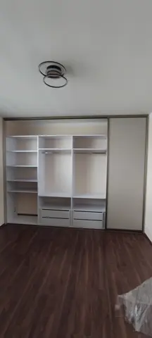 Vnitřní uspořádání skříně na míru, bílá