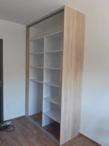 Vnitřní uspořádání skříně na míru v dekoru dub