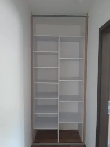 Vnitřní uspořádání skříně na míru, kombinace dekorů