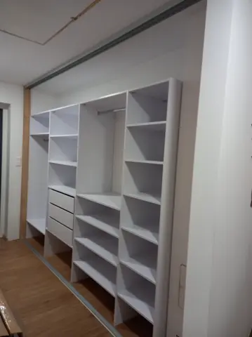 Vnitřní uspořádání skříně na míru, bílá