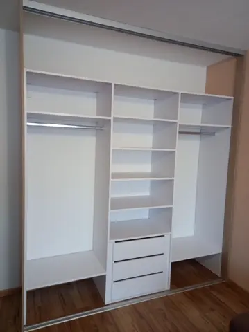 Vnitřní uspořádání skříně na míru, bílá