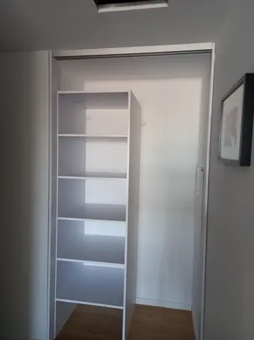 Vnitřní uspořádání skříně na míru, bílá