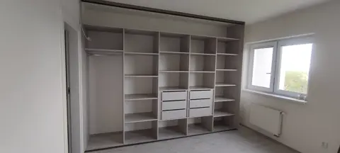 Vnitřní uspořádání skříně na míru, bílá