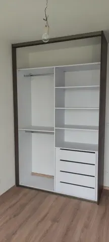 Vnitřní uspořádání skříně na míru, bílá