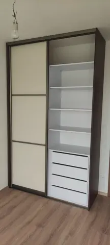 Vnitřní uspořádání skříně na míru, bílá