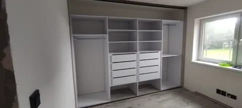 Vnitřní uspořádání skříně na míru, bílá