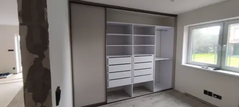 Vnitřní uspořádání skříně na míru, šedá