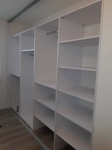 Vnitřní uspořádání skříně na míru, bílá
