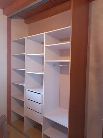 Vnitřní uspořádání skříně na míru, bílá
